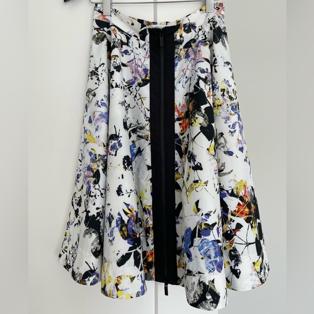 Elizabeth and James A-Line Mini Skirt 2 Risley Floral White Black Blue Front Zip